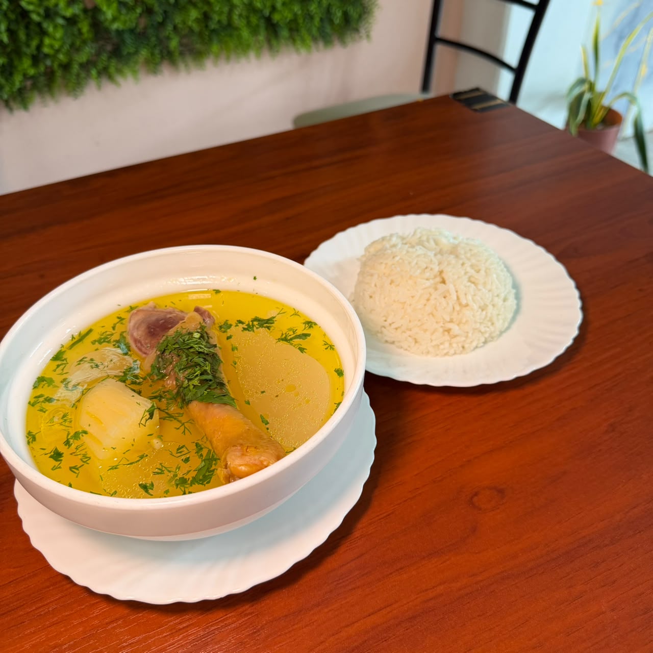 Caldo de gallina criolla