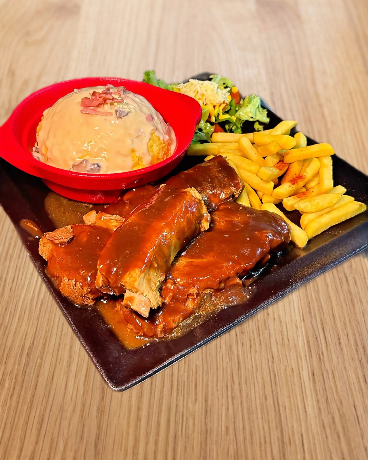 Costillas con arroz cremoso y papas