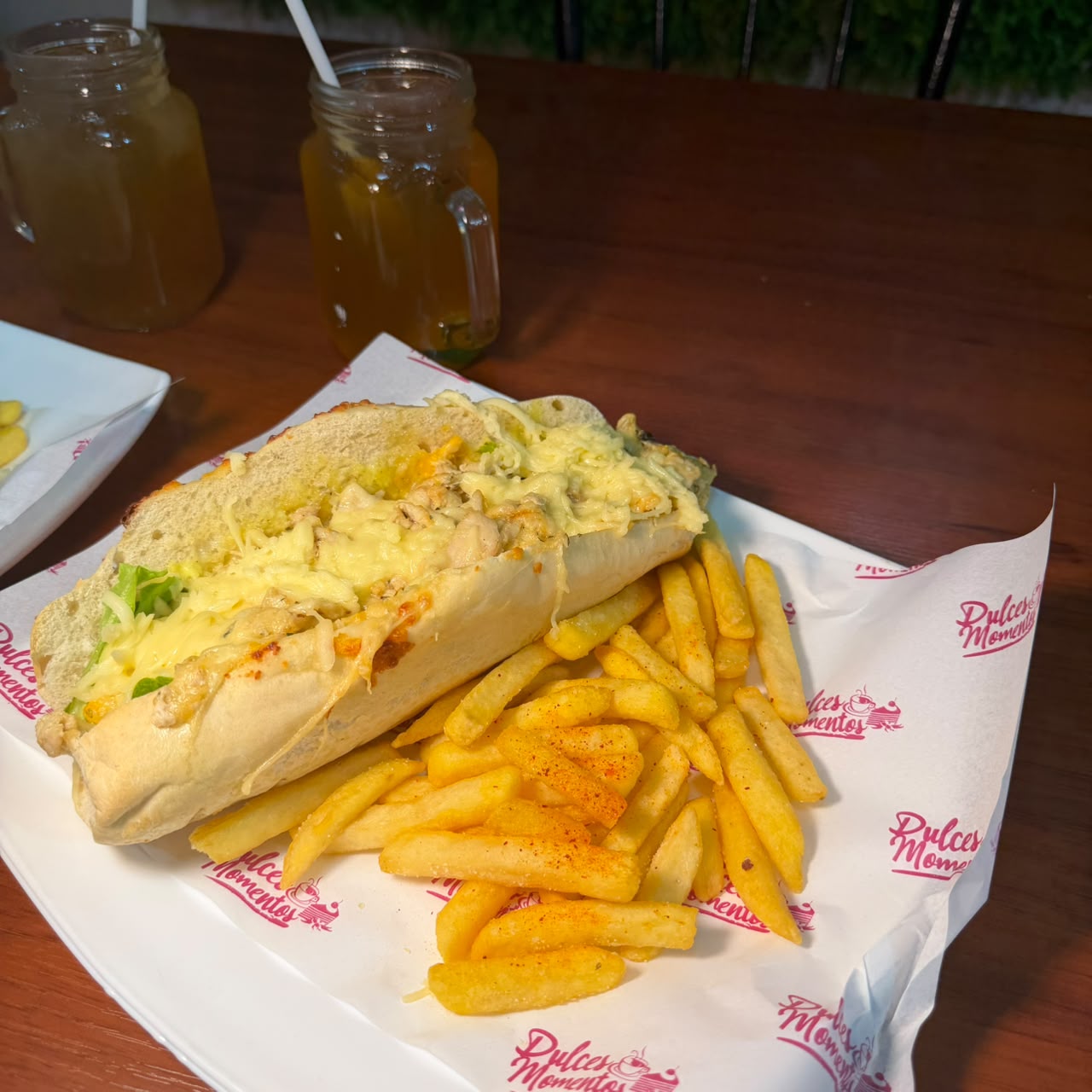 Sánduche de pollo con papas fritas